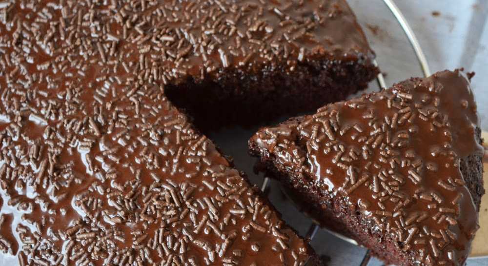 bolo de chocolate com cobertura de brigadeiro