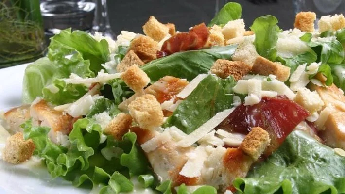 Como fazer a salada caesar