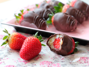 Como fazer bombom de morango com brigadeiro branco