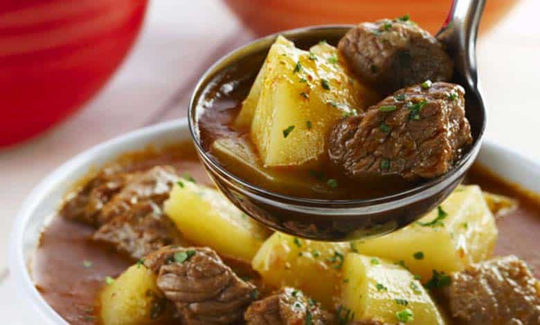 Como fazer a carne de panela com batatas