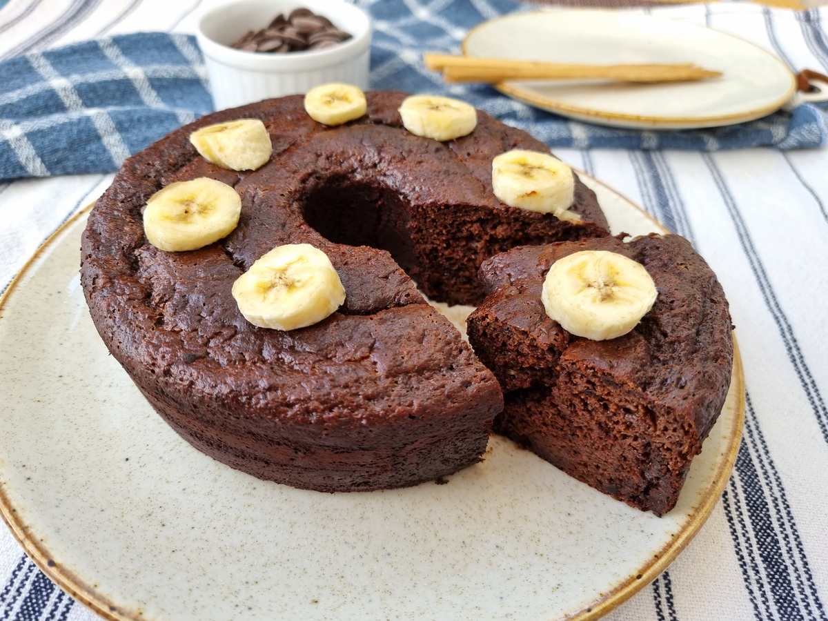 Bolo cremoso de chocolate com banana