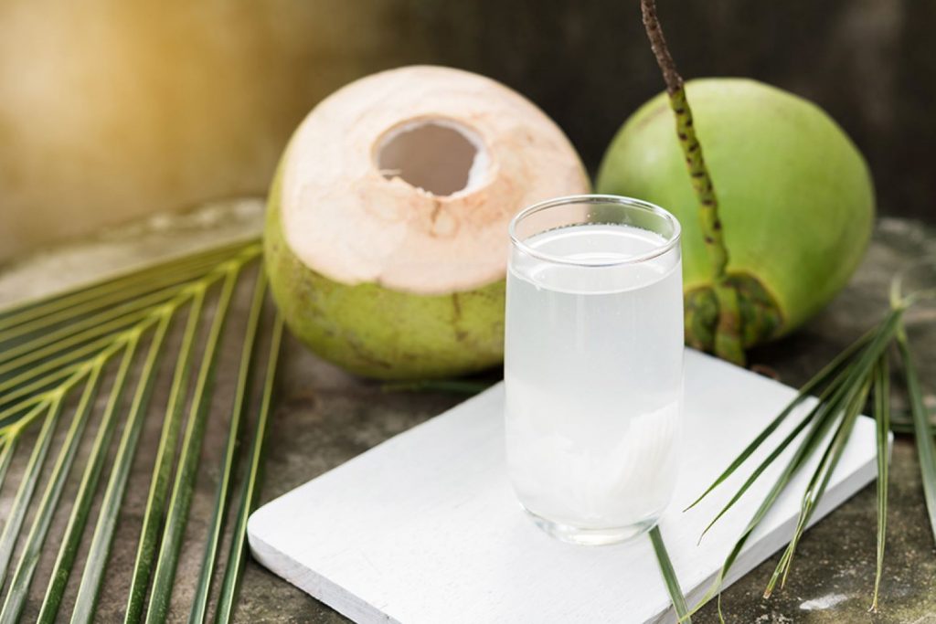 10 benefícios da água de coco para a saúde