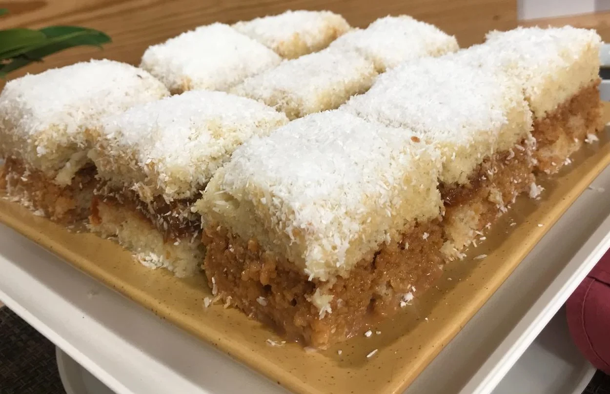 Bolo gelado de doce de leite com coco