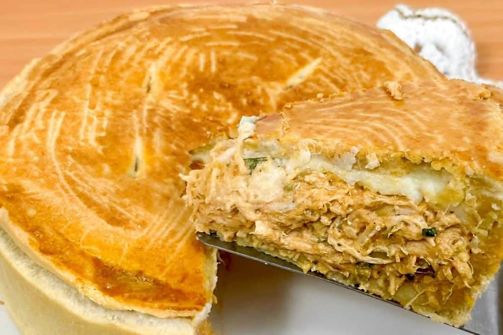 Torta de frango cremoso com massa de iogurte