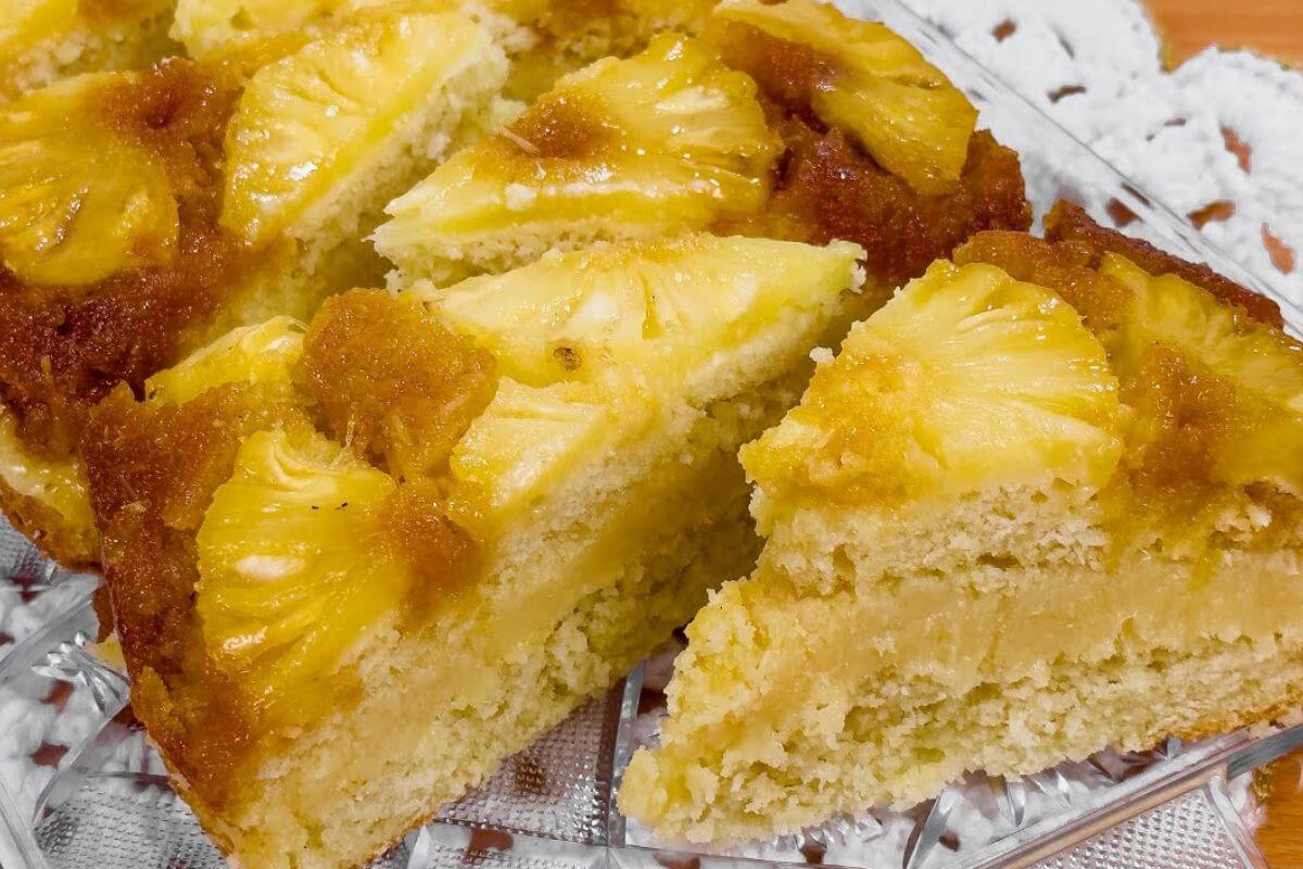 Bolo de abacaxi com pedaços da fruta