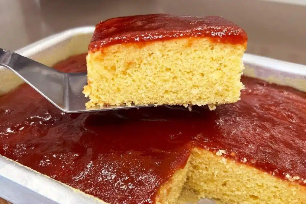 Bolo de fubá com goiabada