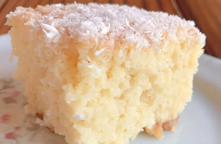 Bolo de tapioca com cobertura de coco