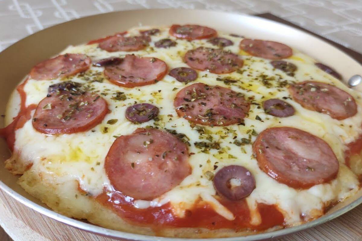 Pizza de liquidificador na frigideira