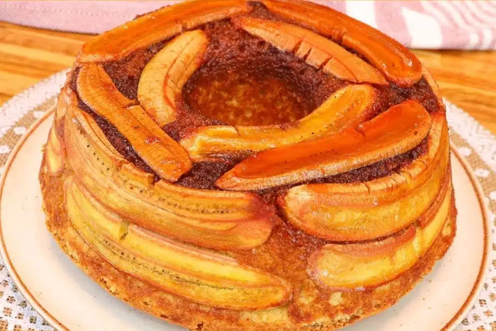 Bolo caramelado de banana