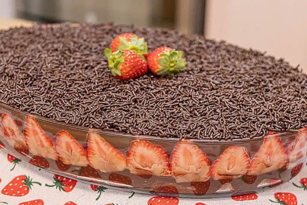 Bolo de brigadeiro com morango