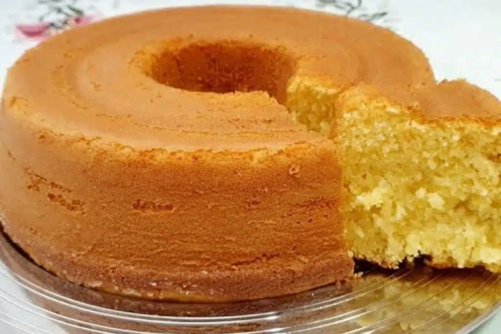 Bolo de fubá cozido com coco