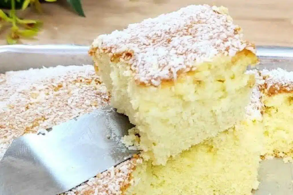 Bolo de maisena com coco