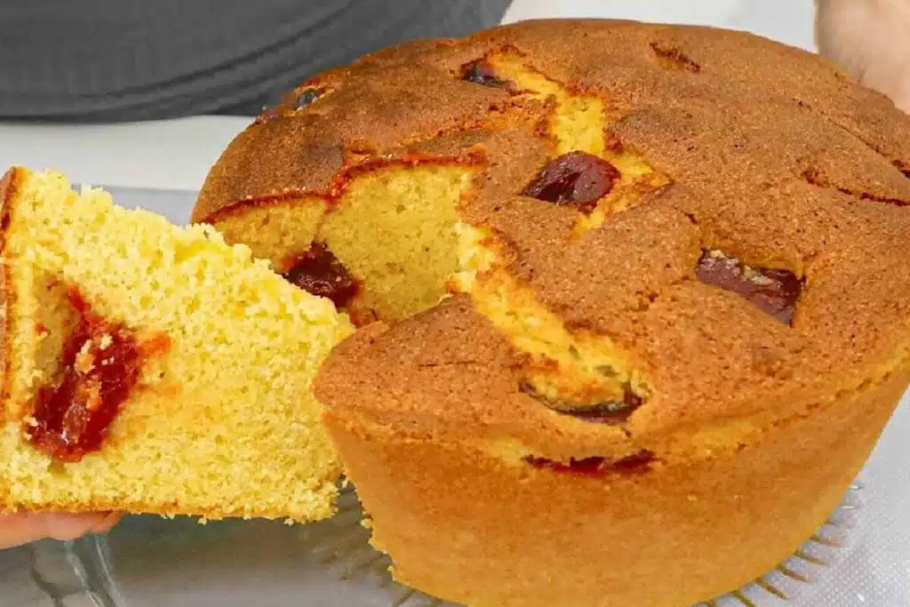 Bolo de fubá com goiabada