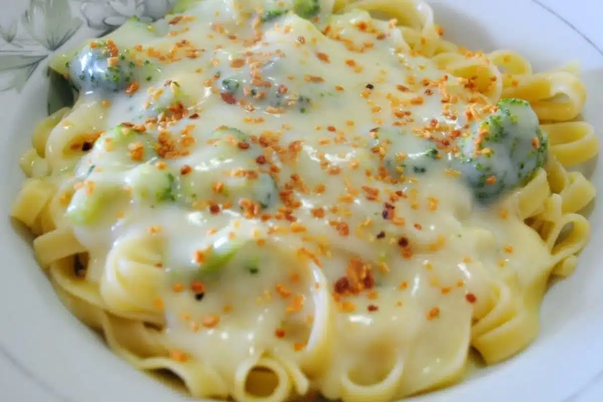 Macarrão com brócolis e molho branco